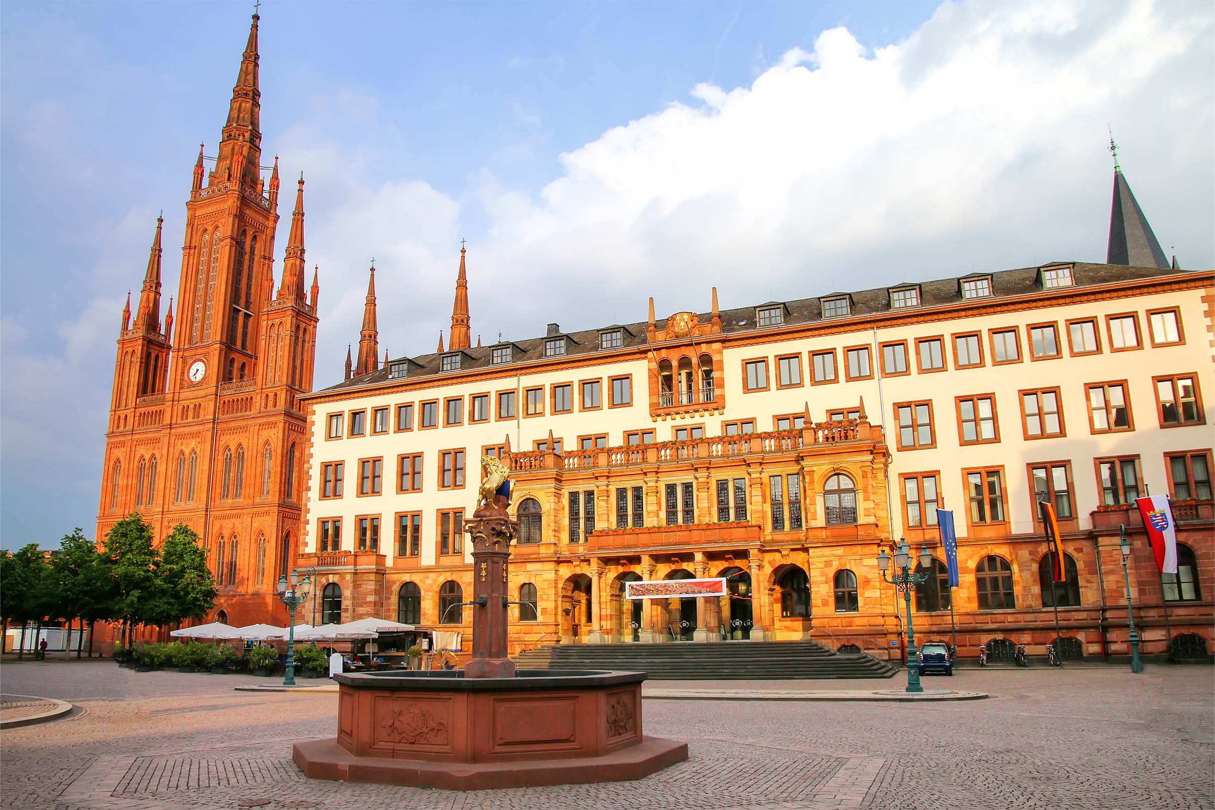 Schlossplatz mit Marktkirche und Rathaus in Wiesbaden